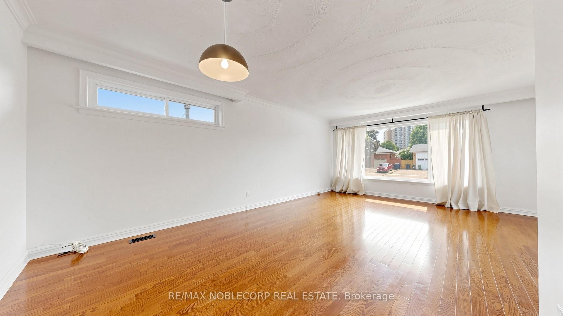 Photo 11 of 8 Summerfield Crescent, Etobicoke, Eringate-Centennial-West Deane — HOMEH
