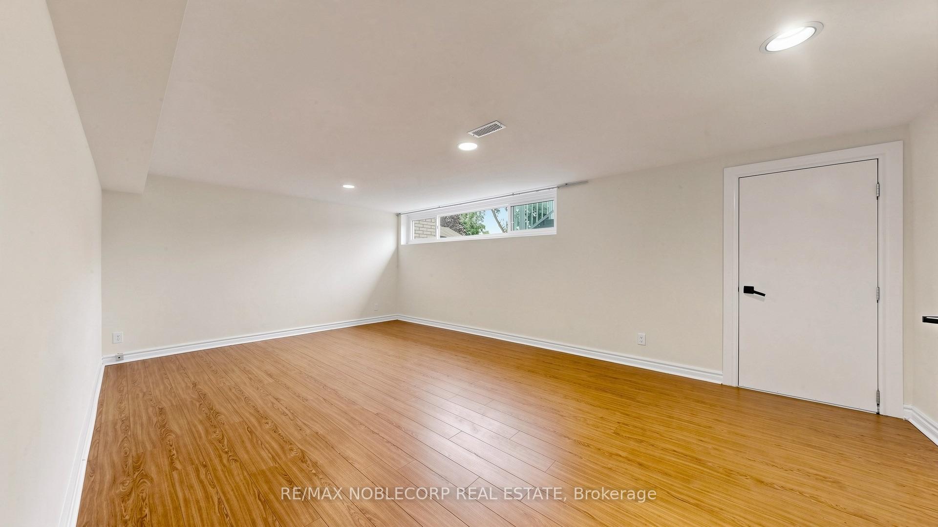 Photo 32 of 8 Summerfield Crescent, Etobicoke, Eringate-Centennial-West Deane — HOMEH