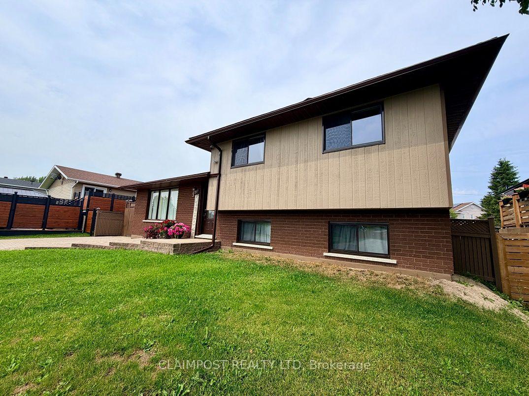 Photo 3 of 33 Algonquin Road, Cochrane — HOMEH