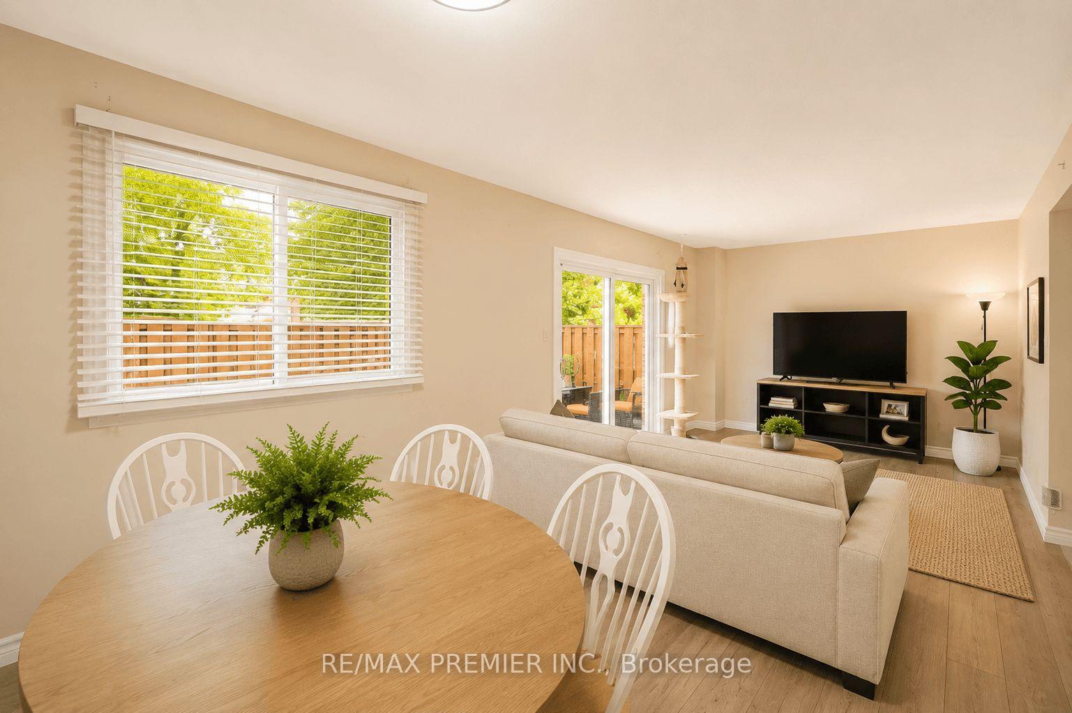 Photo 6 of Unit 10, 476 Kingscourt Drive, Waterloo, Colonial Acres — HOMEH