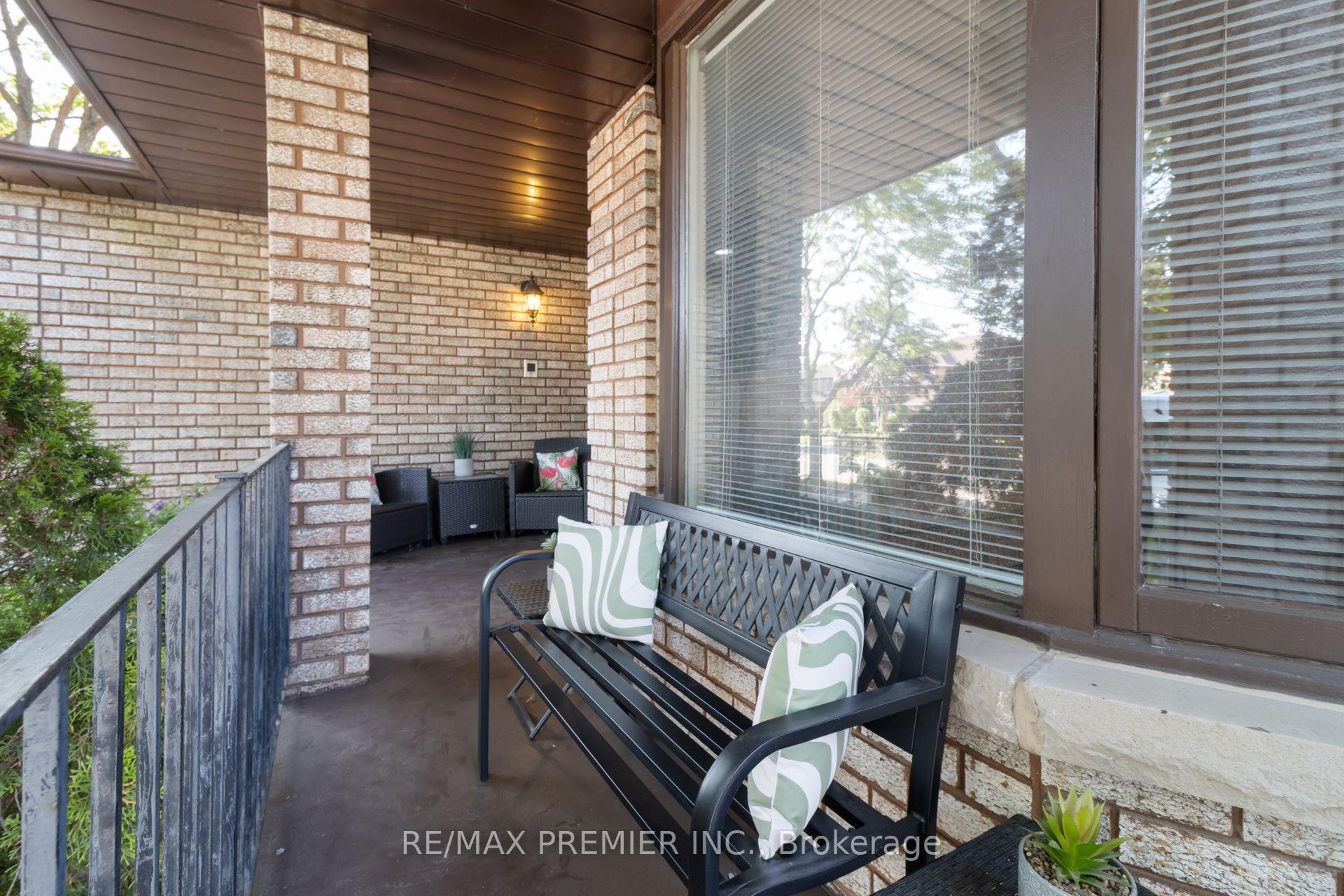 Photo 2 of 85 Calgary Gardens, Vaughan, Islington Woods — HOMEH