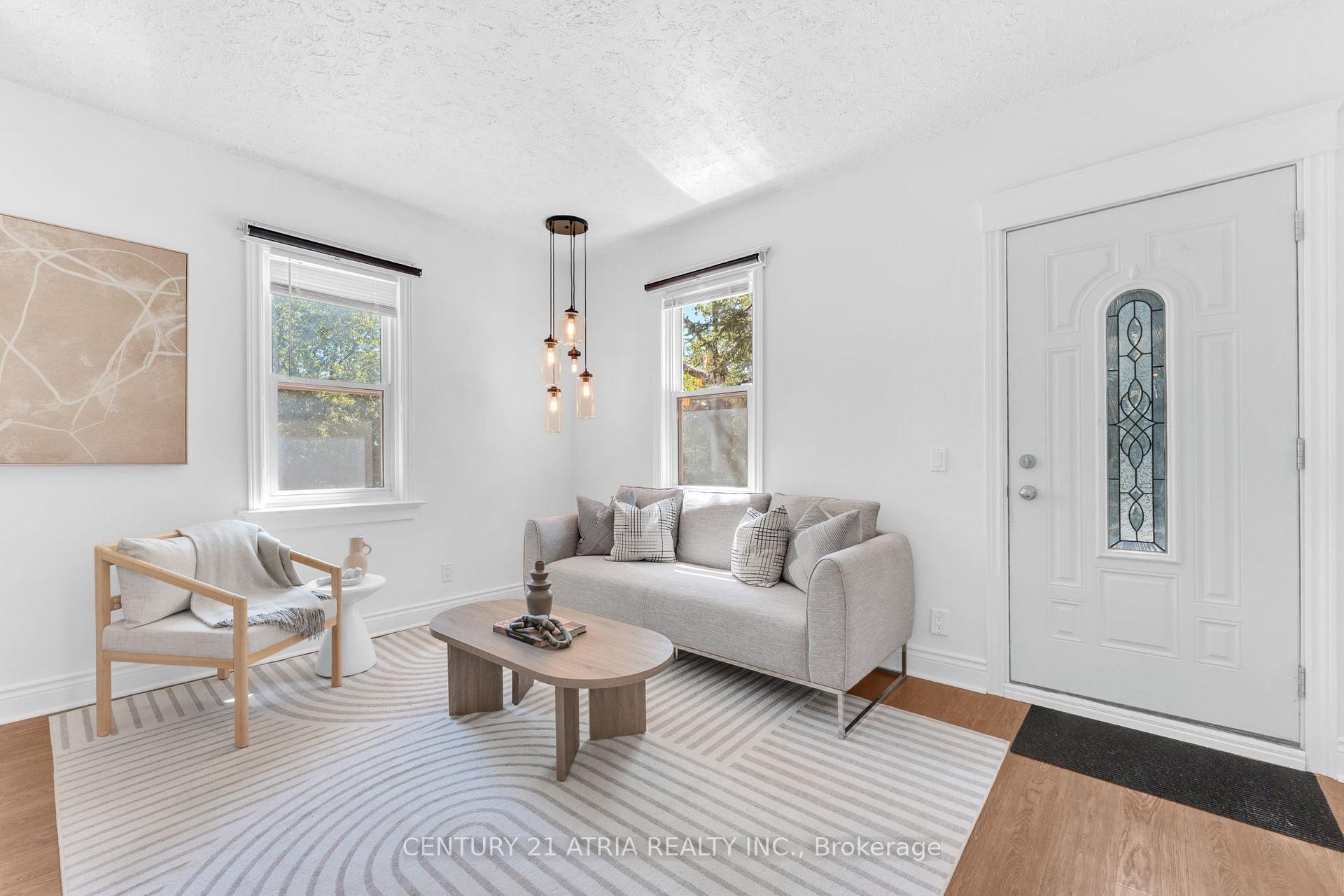 Photo 2 of 609 Pearson Street, Newmarket, Gorham-College Manor — HOMEH