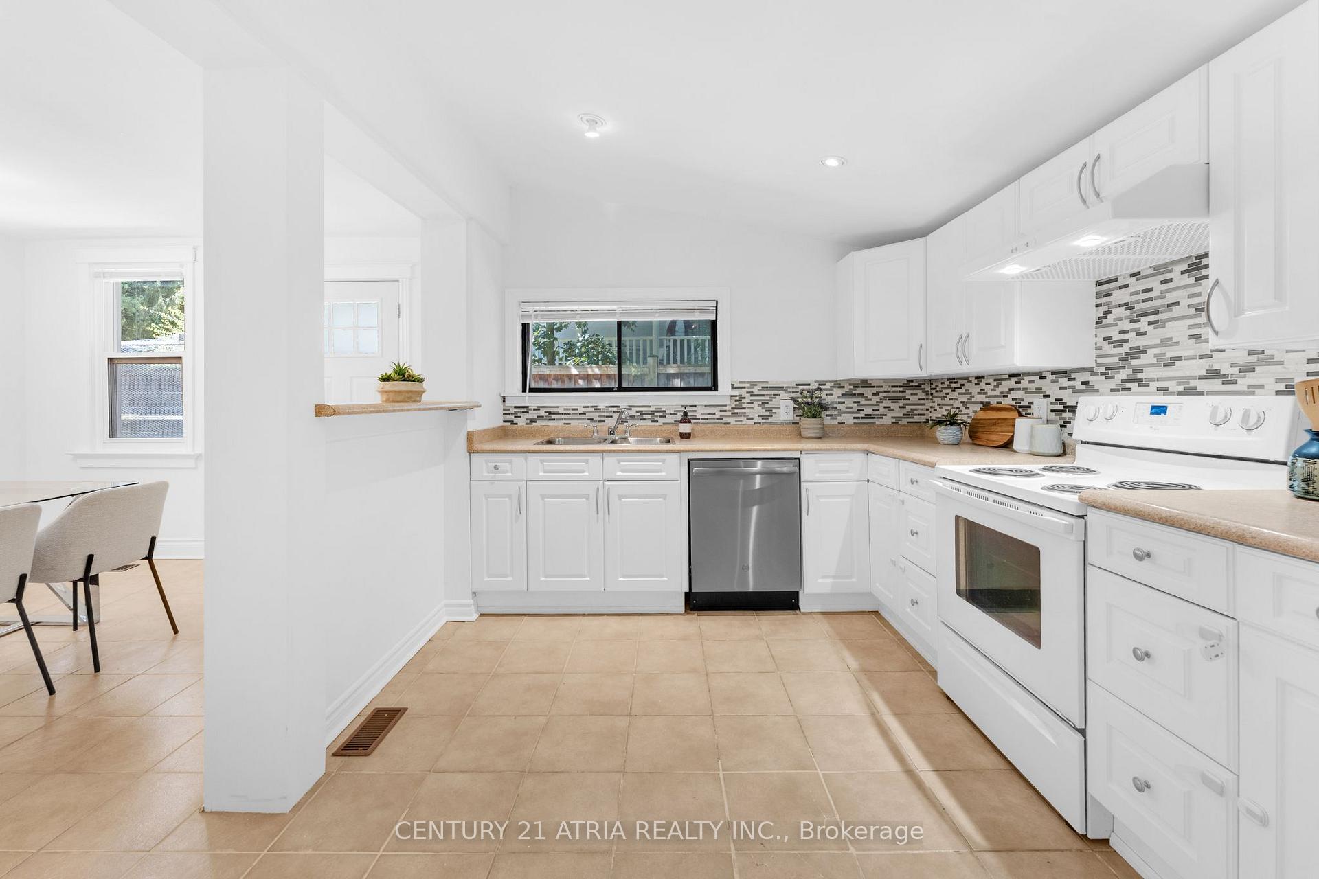 Photo 6 of 609 Pearson Street, Newmarket, Gorham-College Manor — HOMEH