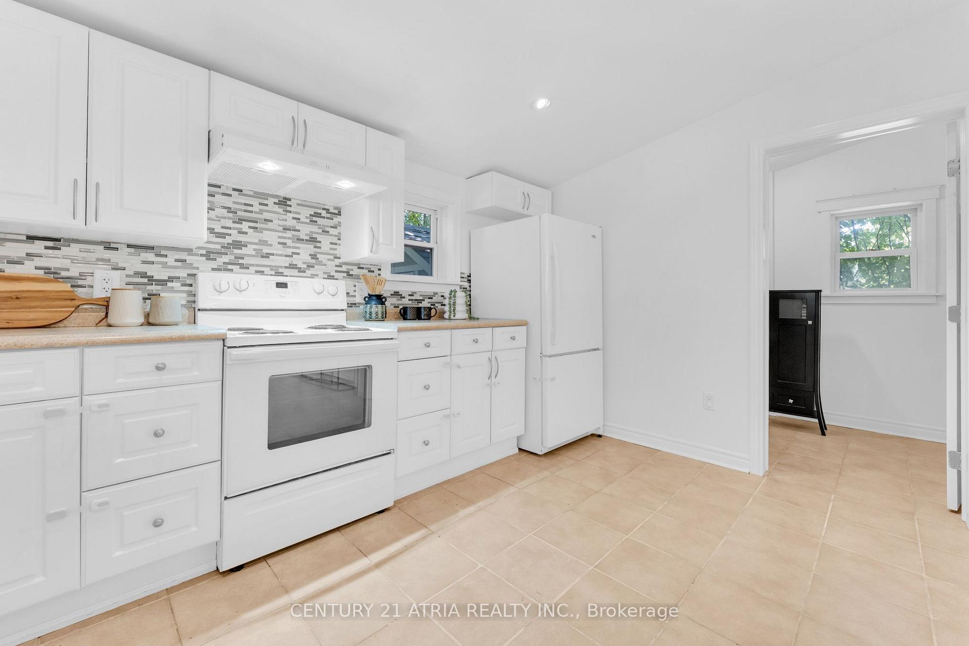 Photo 8 of 609 Pearson Street, Newmarket, Gorham-College Manor — HOMEH