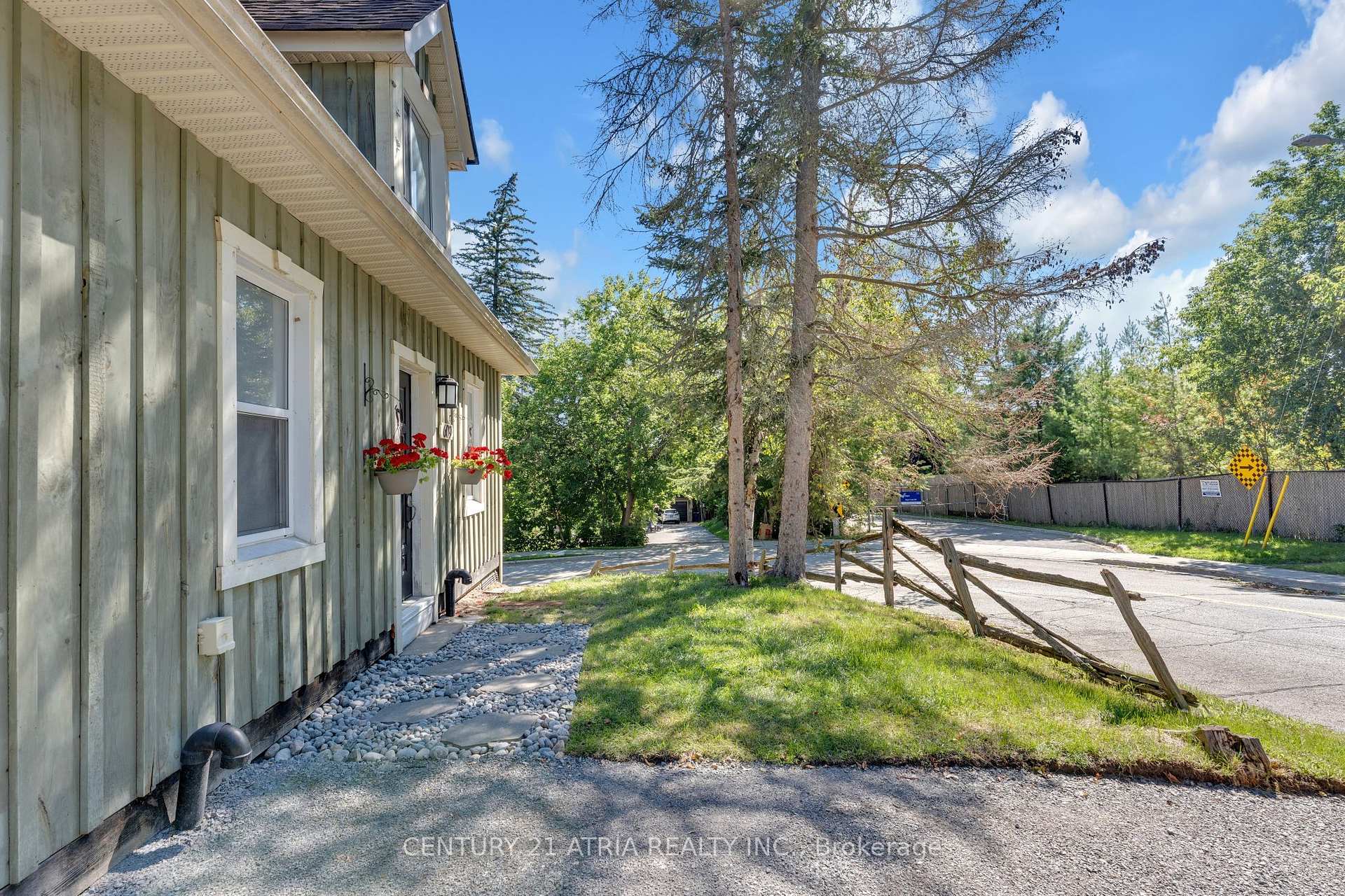 Photo 18 of 609 Pearson Street, Newmarket, Gorham-College Manor — HOMEH