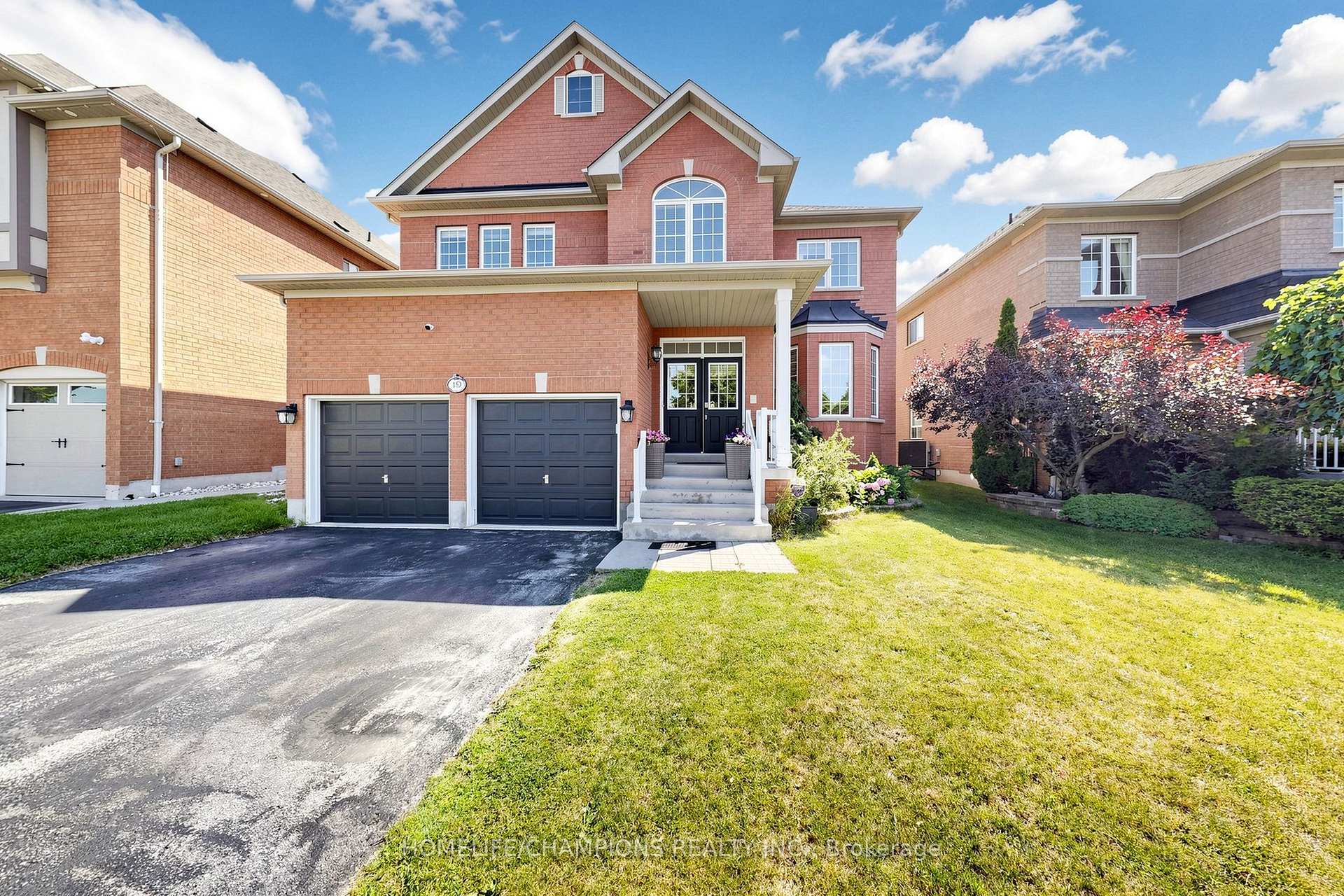 Photo 2 of 19 Tweedie Crescent, Whitby, Williamsburg — HOMEH