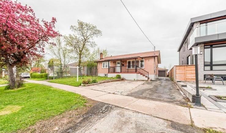 Photo 2 of 7208 Hermitage Road, Mississauga, Malton — HOMEH