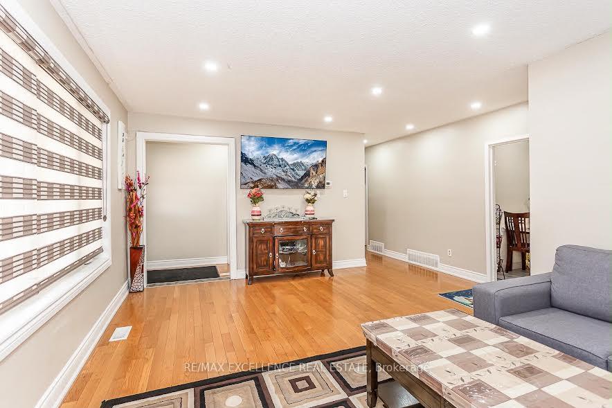 Photo 8 of 7208 Hermitage Road, Mississauga, Malton — HOMEH
