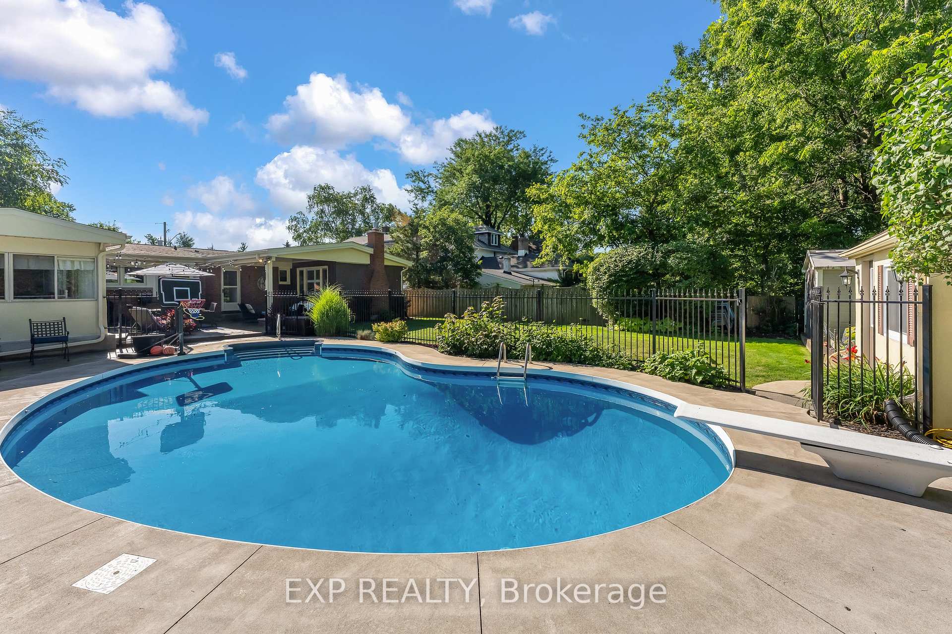 Photo 3 of 3279 Saint Patrick Avenue, Niagara Falls, Stamford — HOMEH