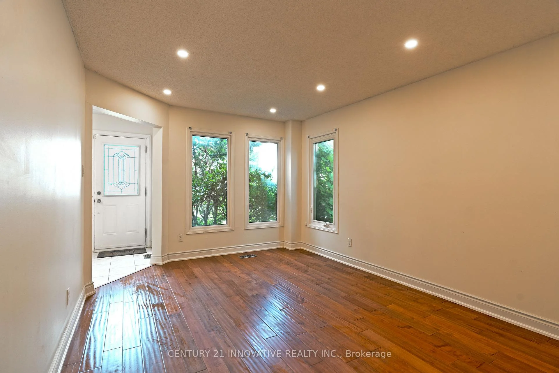 Photo 13 of 35 Magill Drive, Ajax, Central — HOMEH