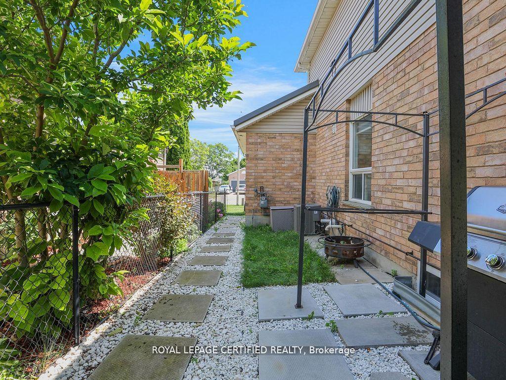 Photo 37 of 209 Briarmeadow Drive, Kitchener, Idlewood — HOMEH