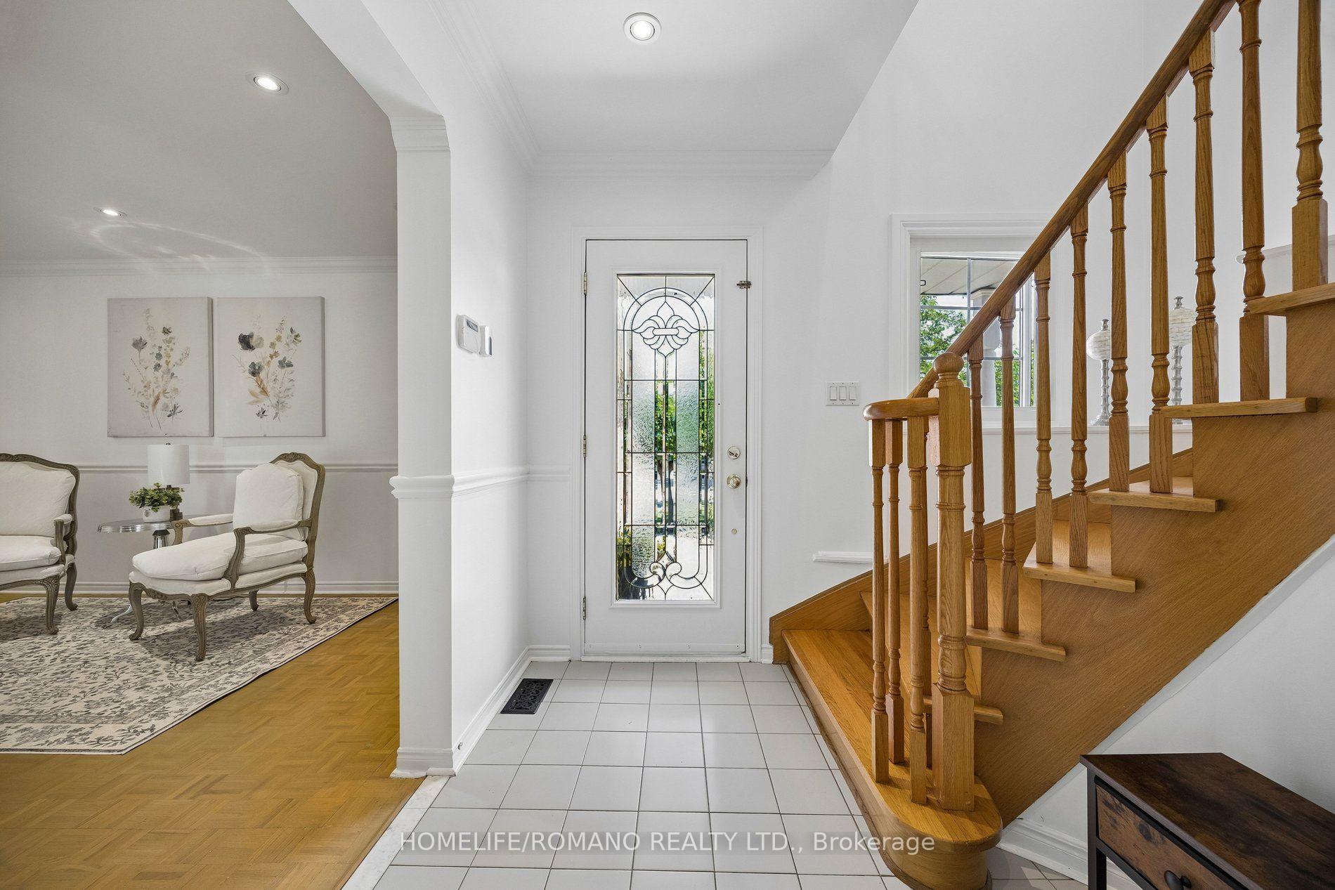 Photo 5 of 54 Links Road, Vaughan, Maple — HOMEH