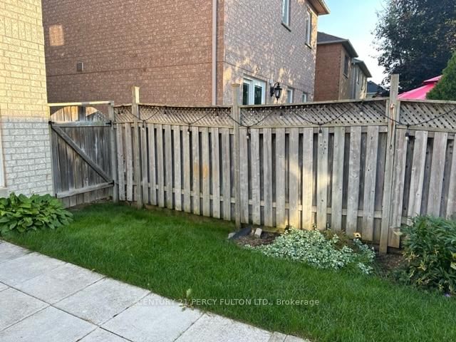 Photo 7 of 5 Hillpath Crescent, Brampton, Snelgrove — HOMEH