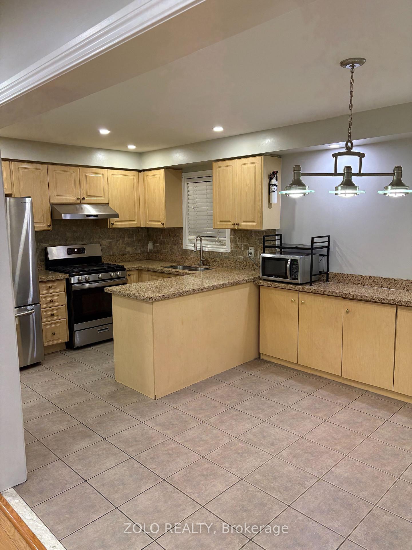 Photo 7 of 48 Echoridge Drive W, Brampton, Fletcher's Meadow — HOMEH