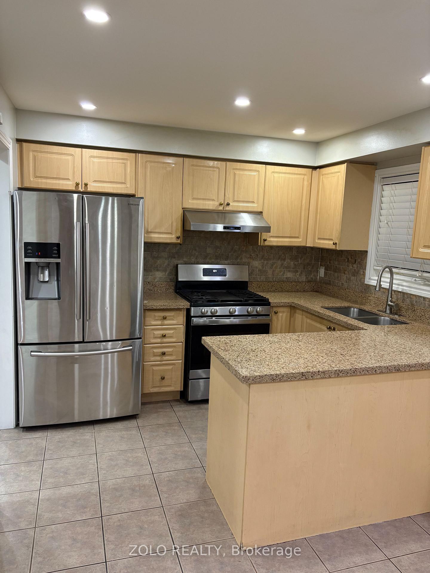 Photo 2 of 48 Echoridge Drive W, Brampton, Fletcher's Meadow — HOMEH