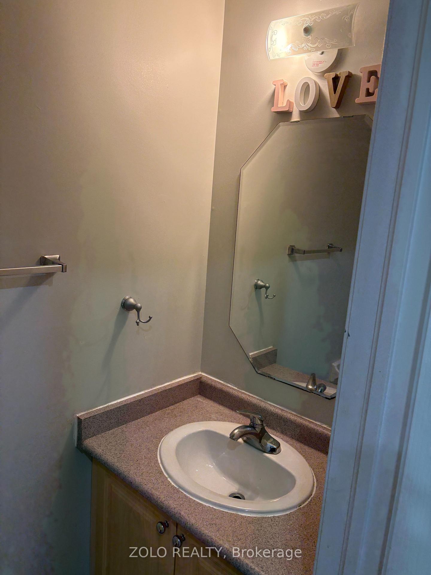 Photo 11 of 48 Echoridge Drive W, Brampton, Fletcher's Meadow — HOMEH