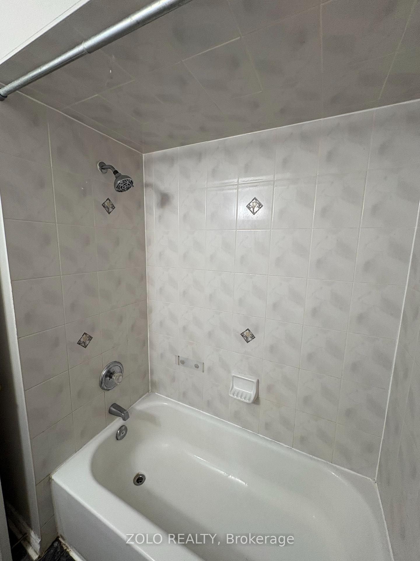 Photo 14 of 48 Echoridge Drive W, Brampton, Fletcher's Meadow — HOMEH