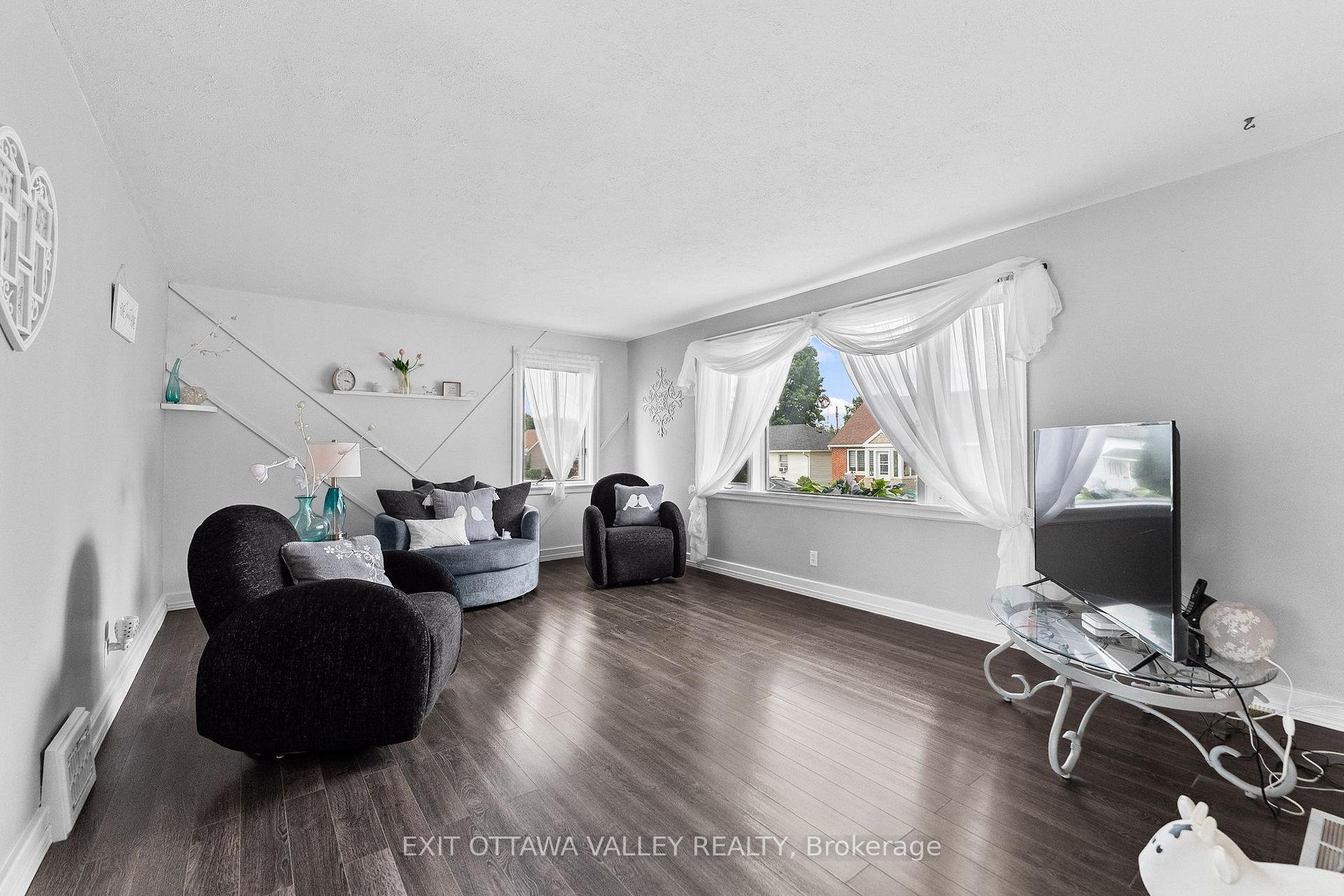 Photo 4 of 500 Dominion Street, Renfrew, Renfrew — HOMEH