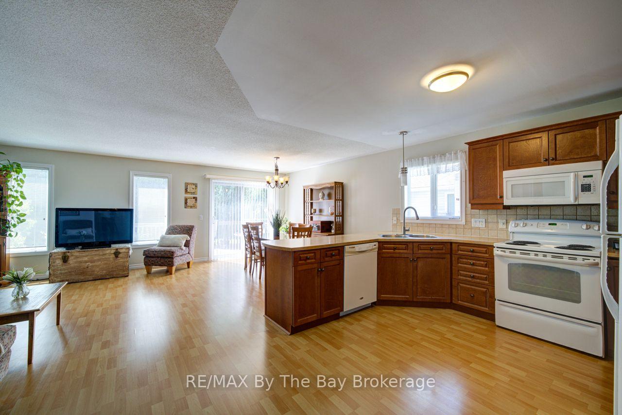 Photo 10 of 6 Illinois Crescent, Wasaga Beach — HOMEH