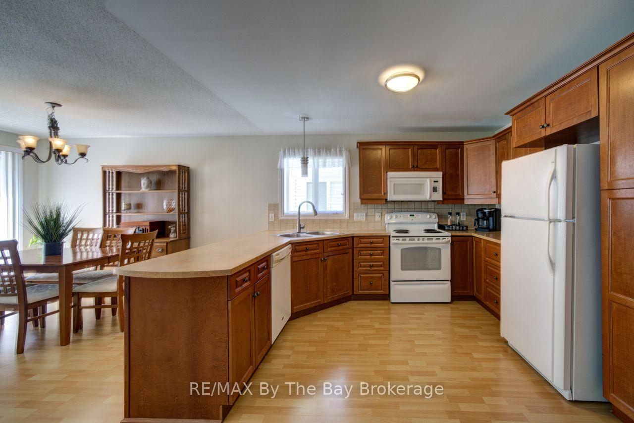 Photo 11 of 6 Illinois Crescent, Wasaga Beach — HOMEH