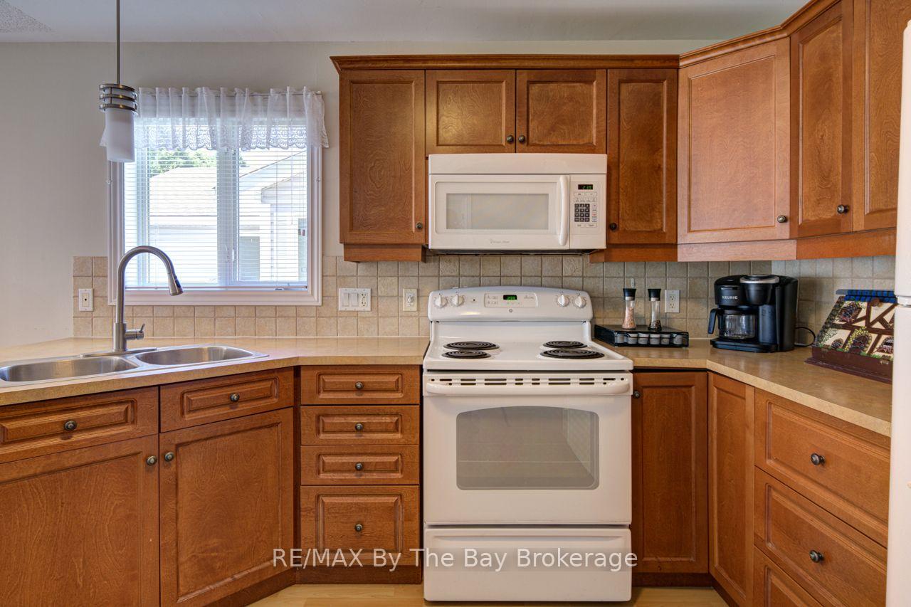Photo 13 of 6 Illinois Crescent, Wasaga Beach — HOMEH
