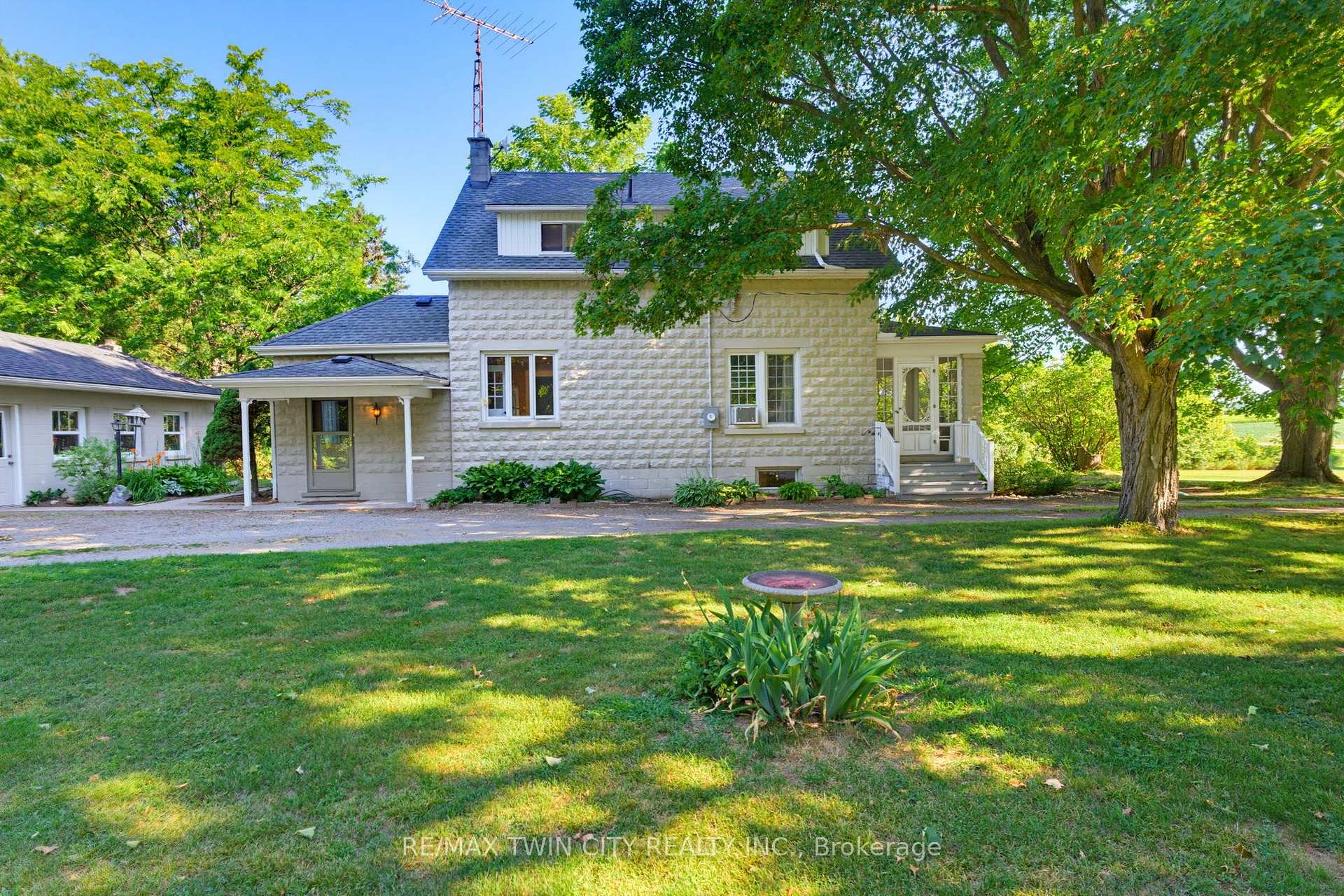 Photo 2 of 321 Pinehurst Road, Brant, Paris — HOMEH
