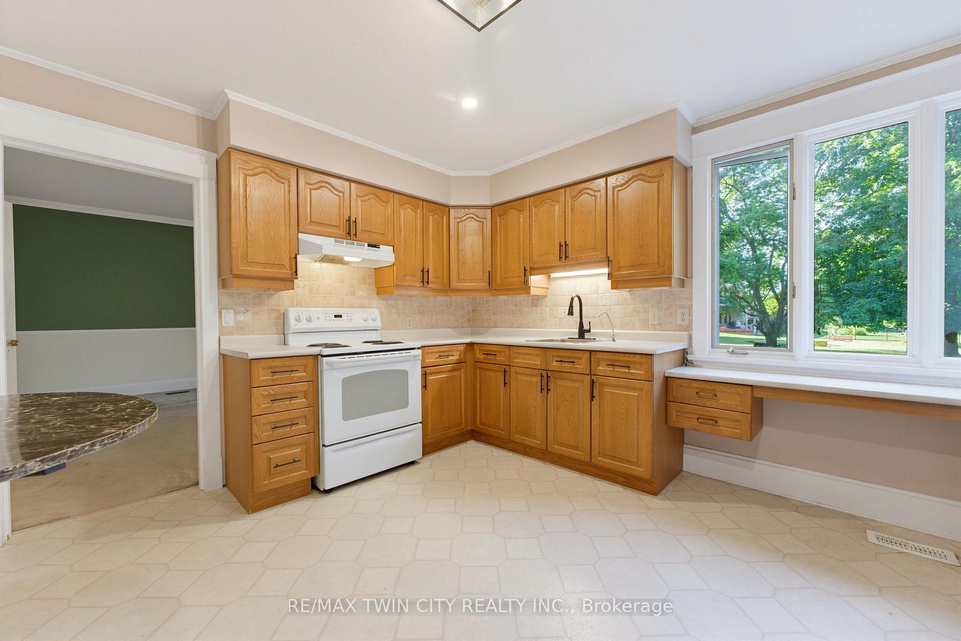 Photo 12 of 321 Pinehurst Road, Brant, Paris — HOMEH