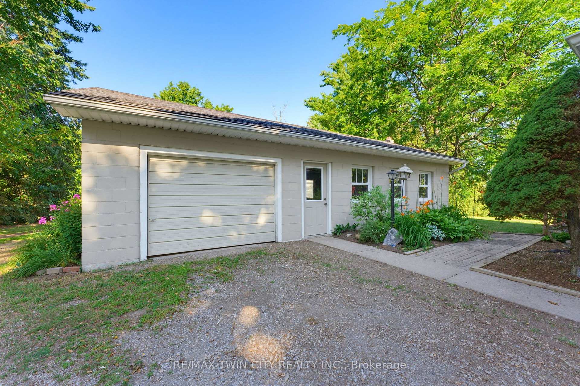 Photo 33 of 321 Pinehurst Road, Brant, Paris — HOMEH