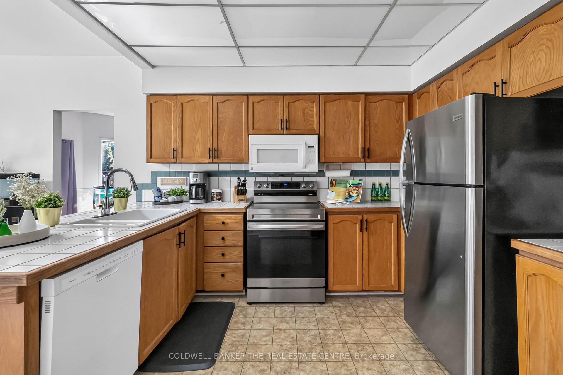 Photo 10 of 2040 Markle Drive, Oakville, River Oaks — HOMEH