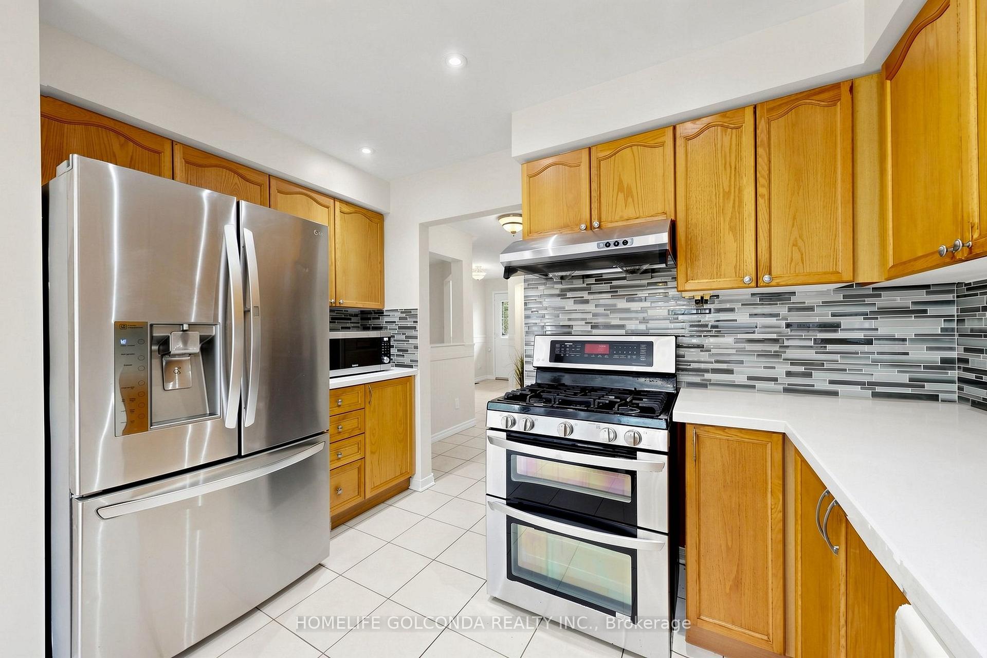 Photo 7 of 933 Glenbourne Court, Oshawa, Pinecrest — HOMEH
