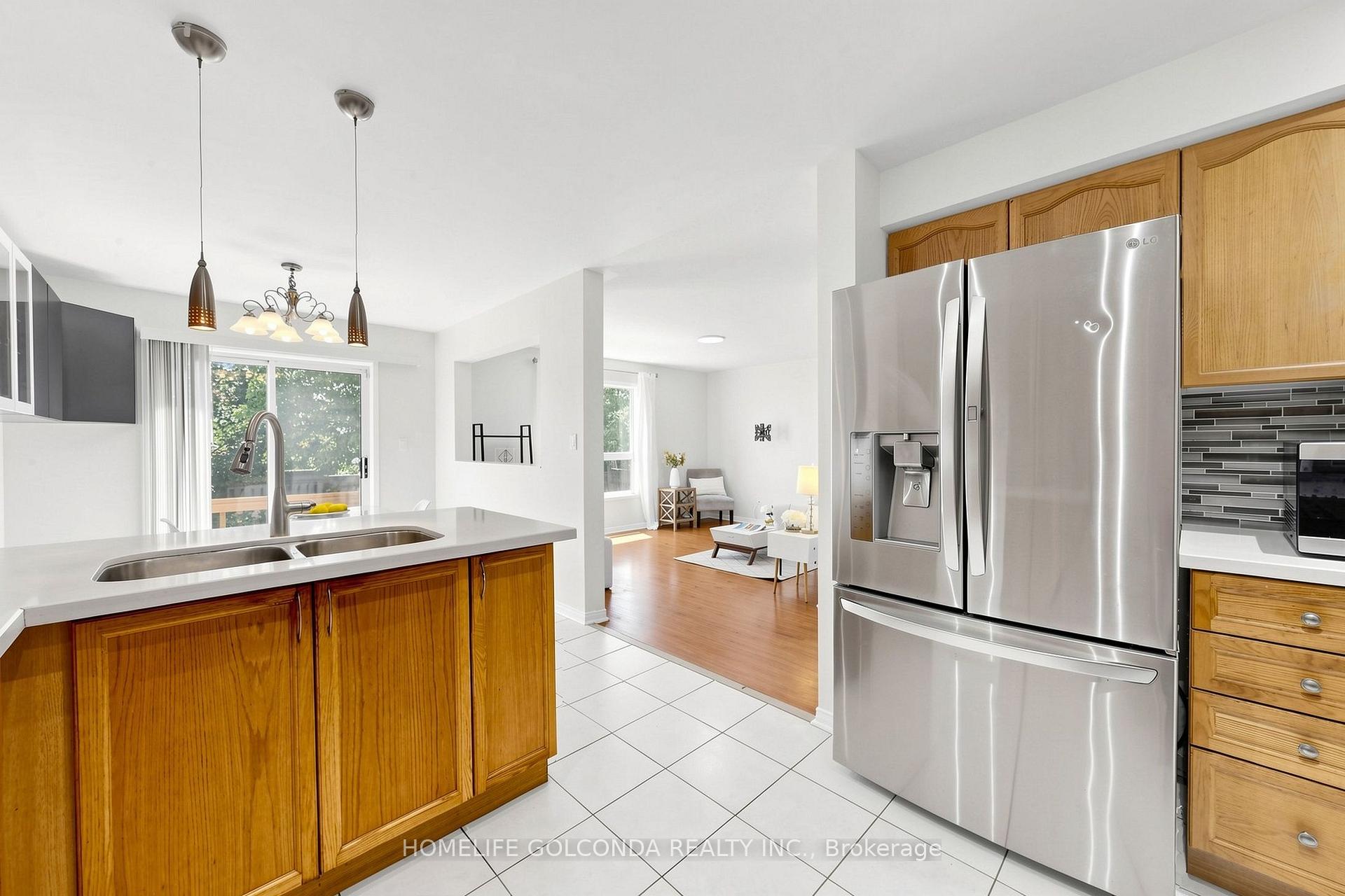 Photo 8 of 933 Glenbourne Court, Oshawa, Pinecrest — HOMEH