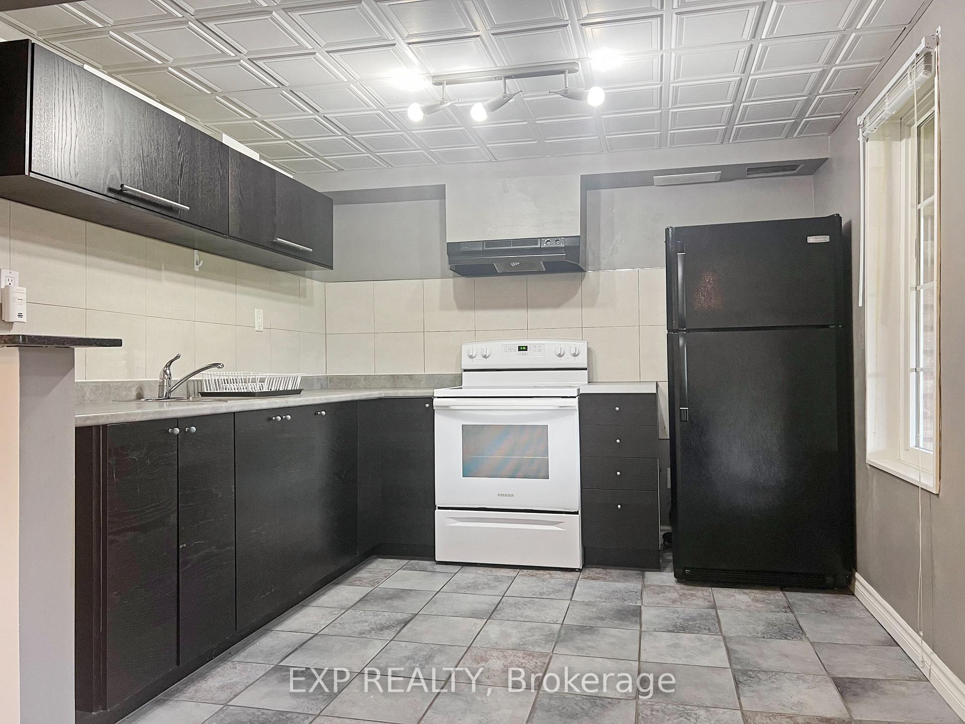 Photo 10 of Unit Bsmt, 26 Millcliff Circle, Aurora, Aurora Grove — HOMEH