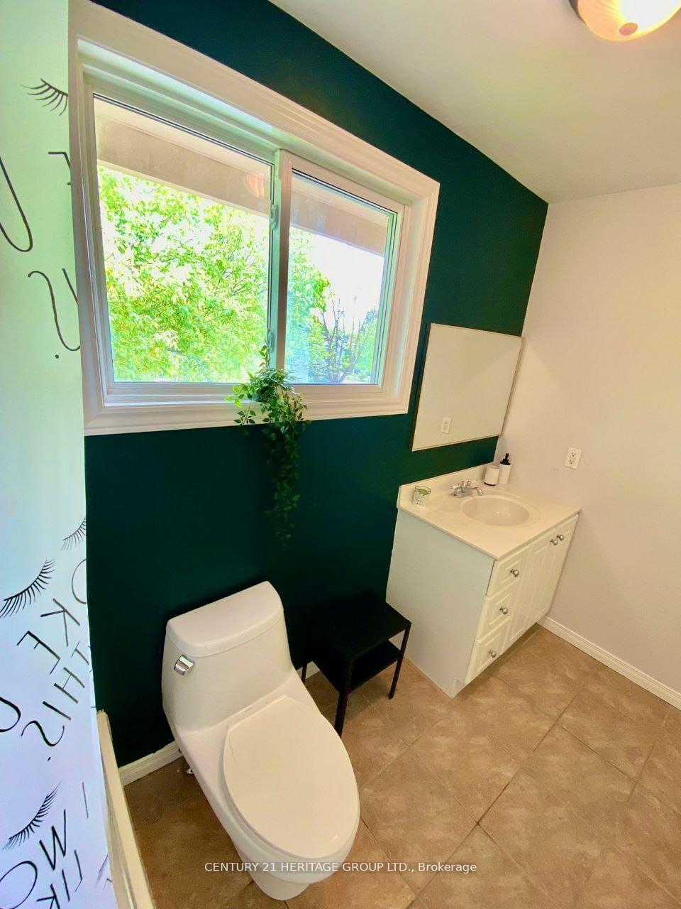 Photo 6 of Unit B, 287 Lorne Avenue, Newmarket, Central Newmarket — HOMEH