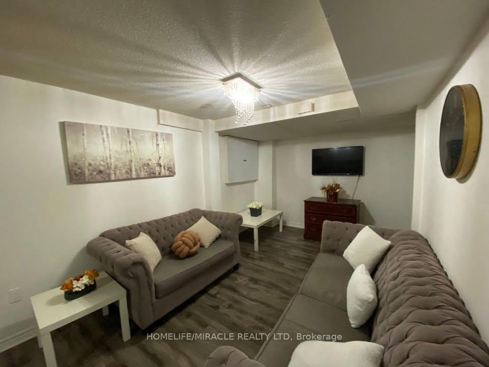 Photo 2 of 5237 Floral Hill Crescent, Mississauga, East Credit — HOMEH