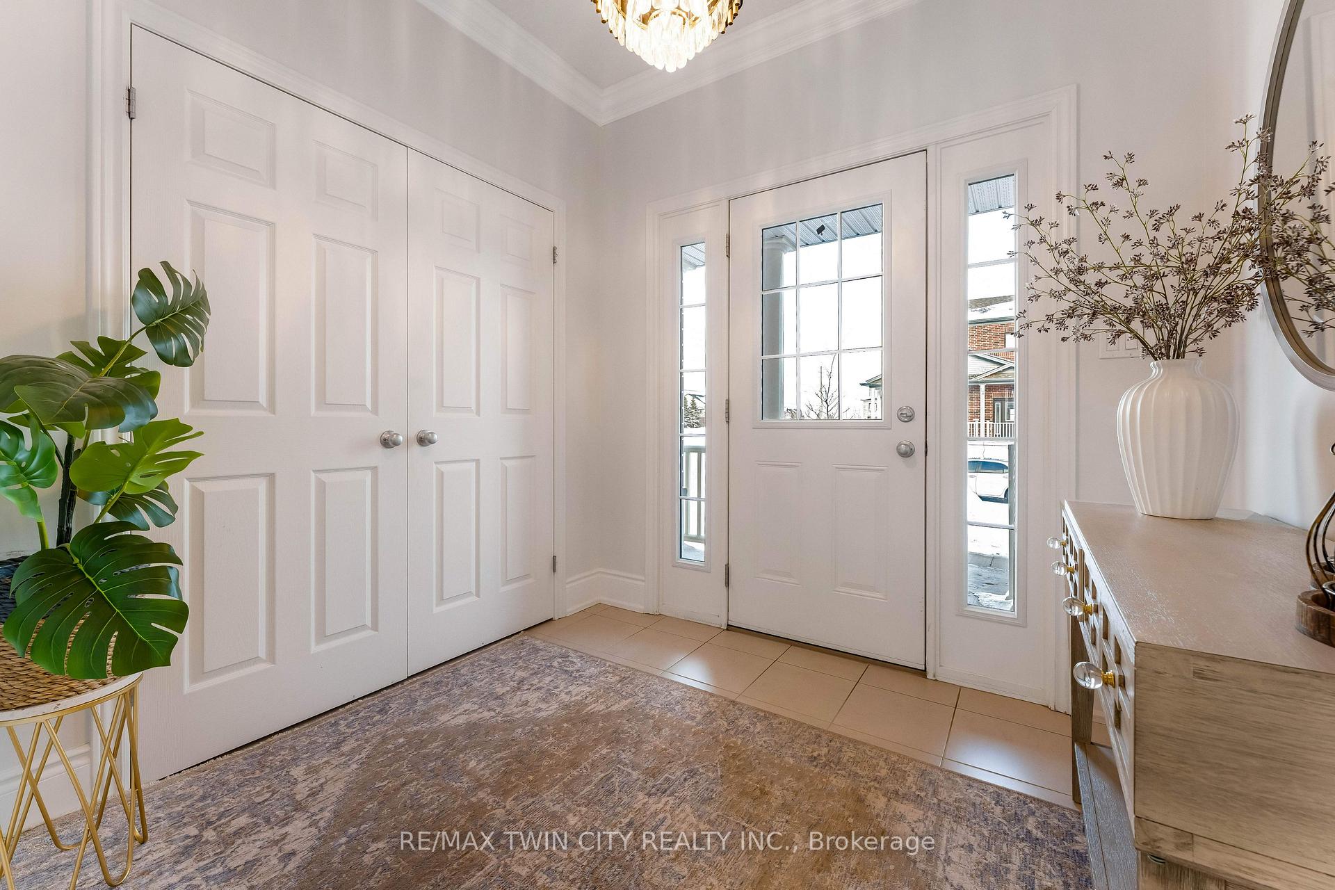 Photo 4 of 565 Florencedale Crescent, Kitchener, Huron Park — HOMEH