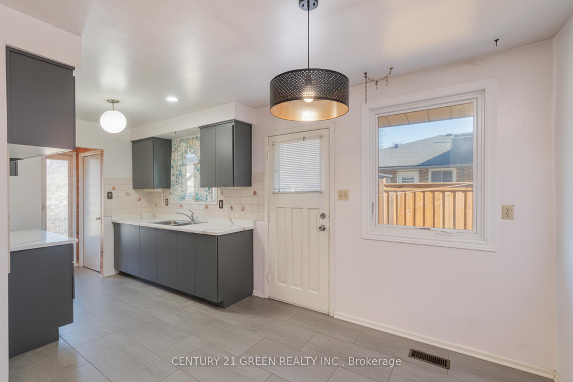Photo 15 of 729 West 5th Street, Hamilton, Fessenden — HOMEH