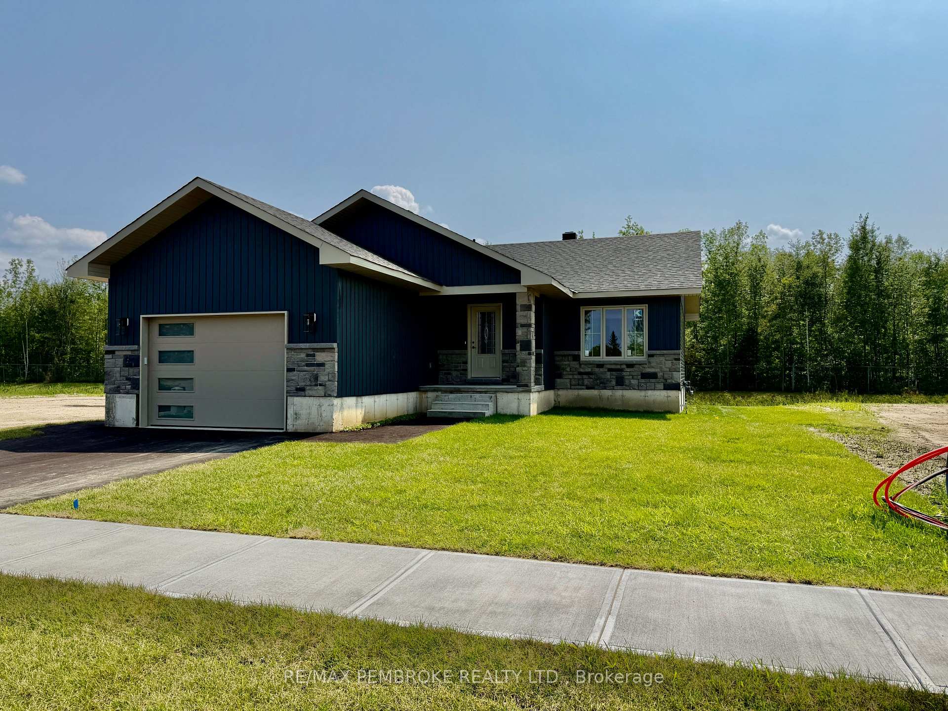 Photo 1 of 13 Eddy Crescent, Pembroke, Pembroke — HOMEH