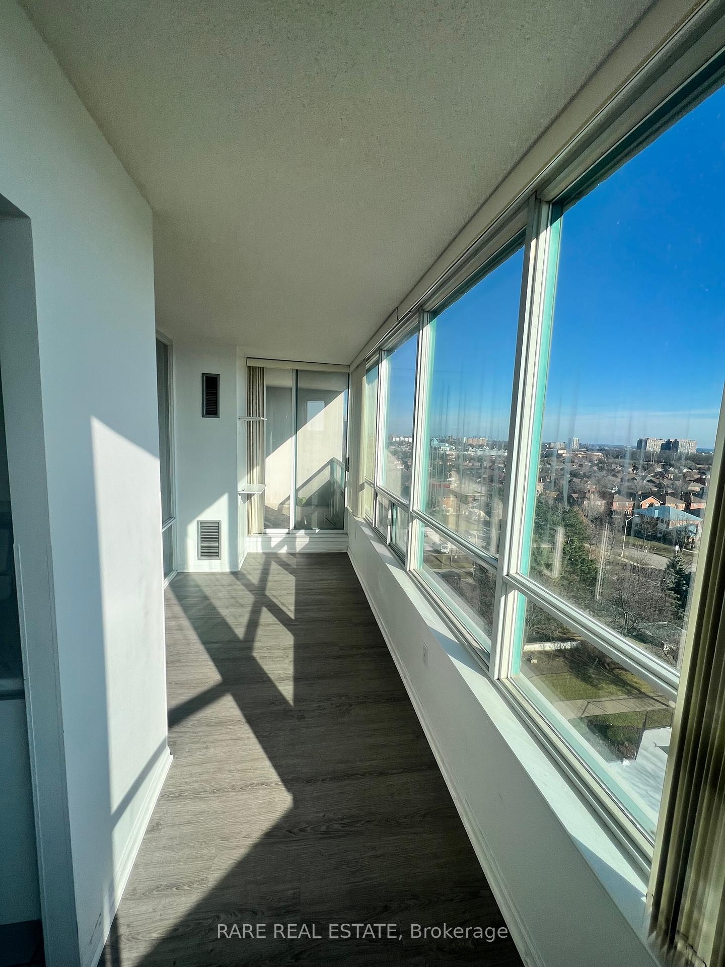 Photo 4 of Unit 905, 550 Webb Drive, Mississauga, City Centre — HOMEH