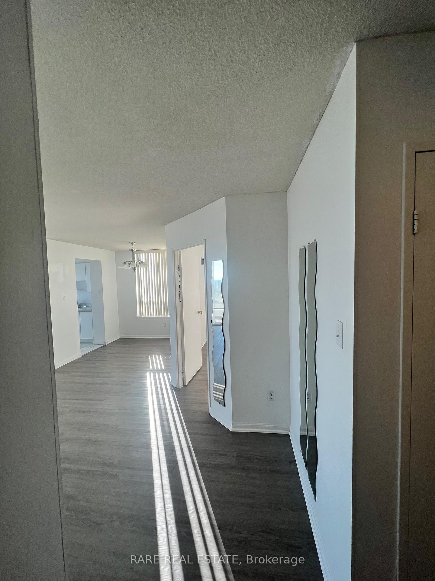 Photo 6 of Unit 905, 550 Webb Drive, Mississauga, City Centre — HOMEH