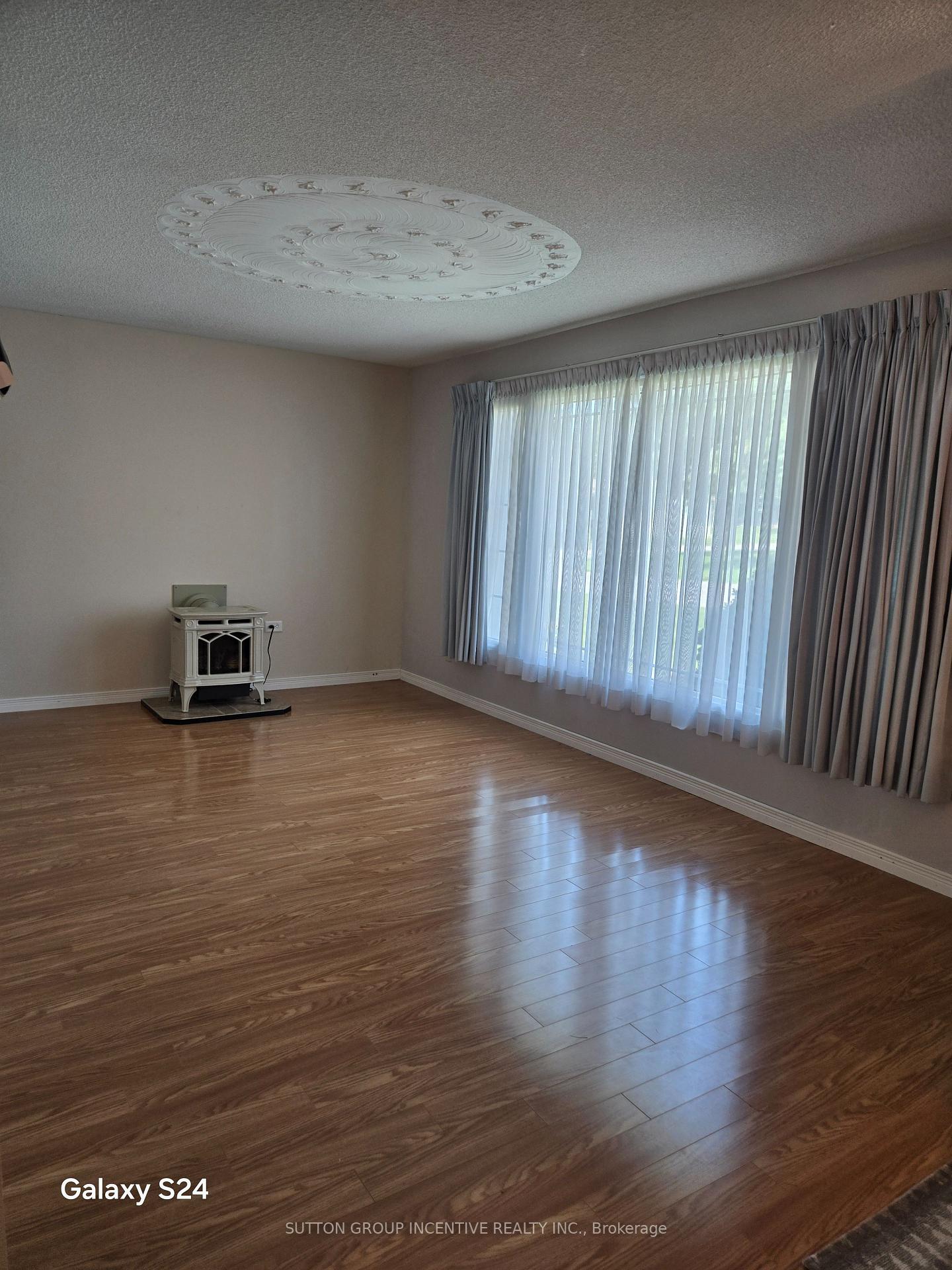 Photo 3 of 36 Weeping Willow Drive, Innisfil, Rural Innisfil — HOMEH