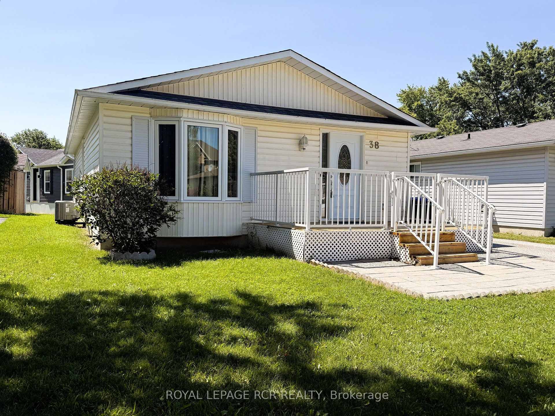 Photo 8 of 38 Royal Oak Drive, Innisfil, Cookstown — HOMEH