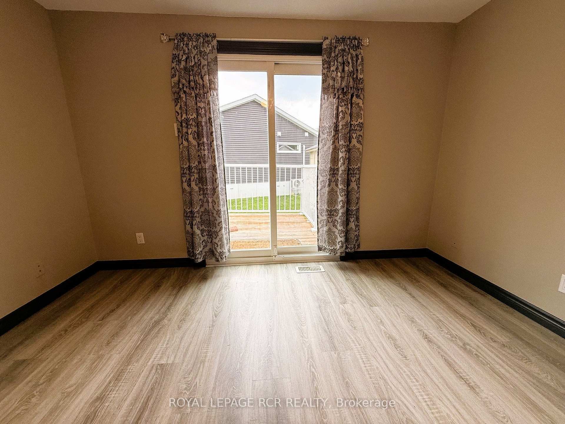 Photo 35 of 38 Royal Oak Drive, Innisfil, Cookstown — HOMEH
