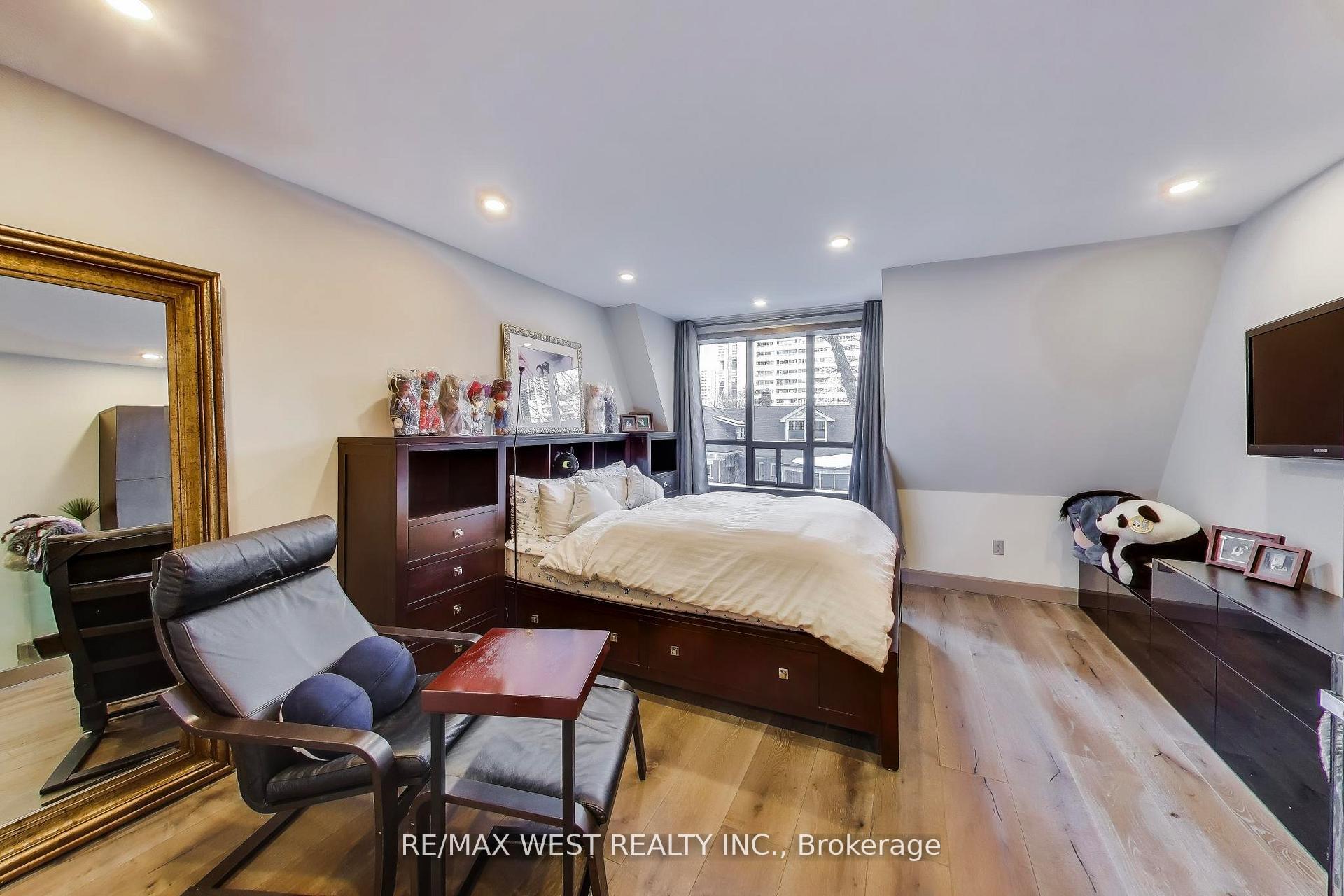 Photo 11 of 21 Dundonald Street, Toronto, Church-Yonge Corridor — HOMEH