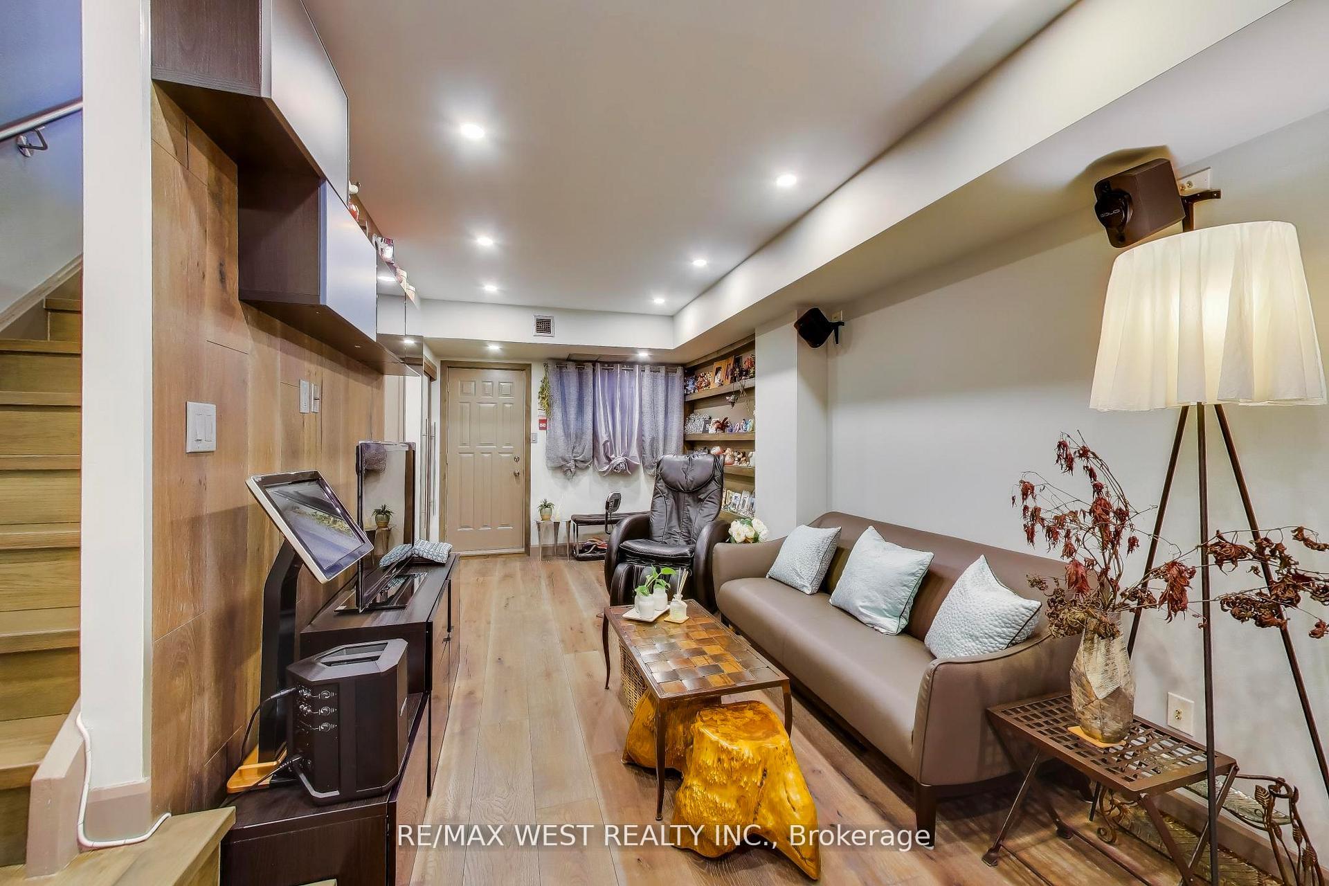 Photo 13 of 21 Dundonald Street, Toronto, Church-Yonge Corridor — HOMEH