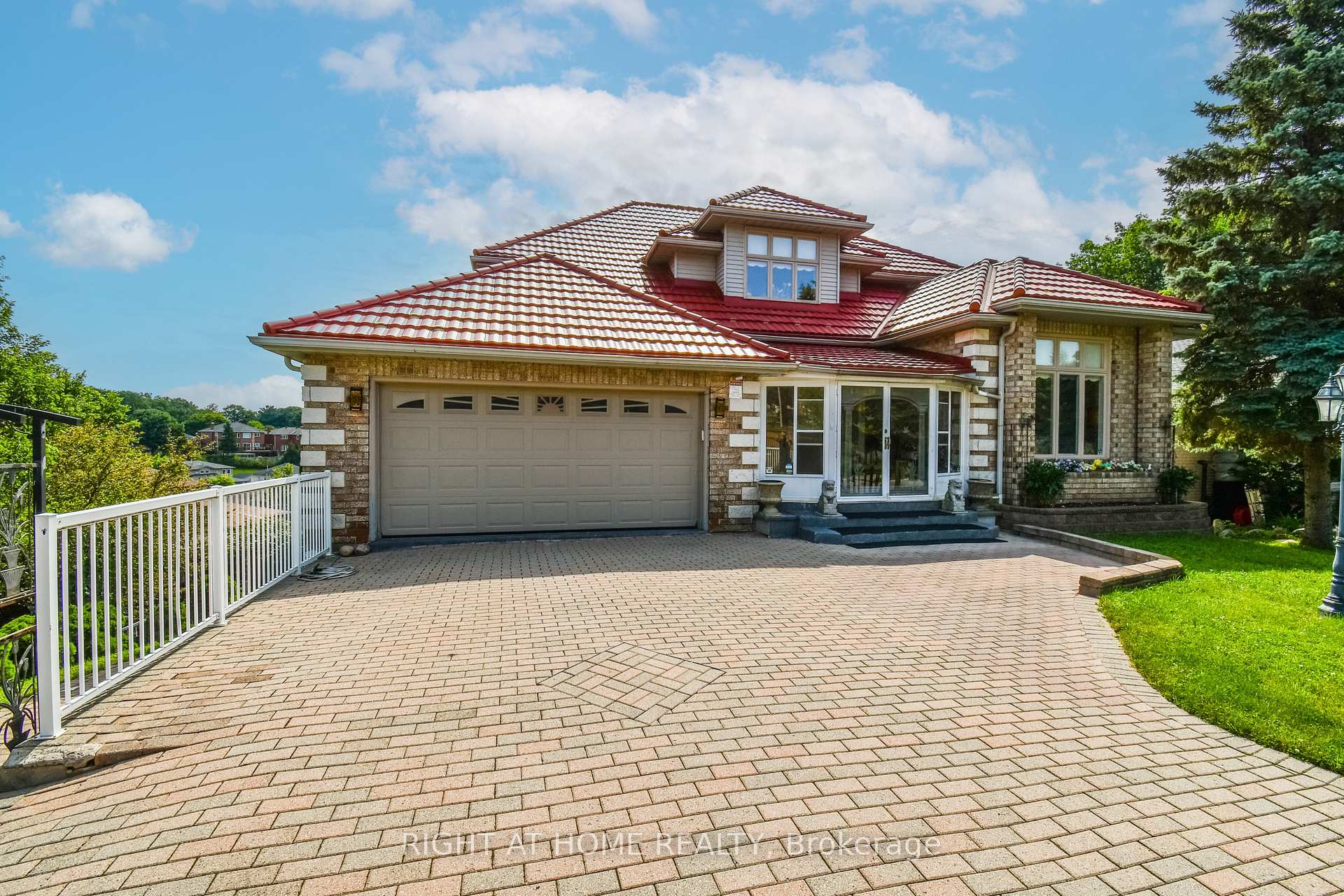 Photo 2 of 11 Thackeray Crescent, Barrie, Letitia Heights — HOMEH
