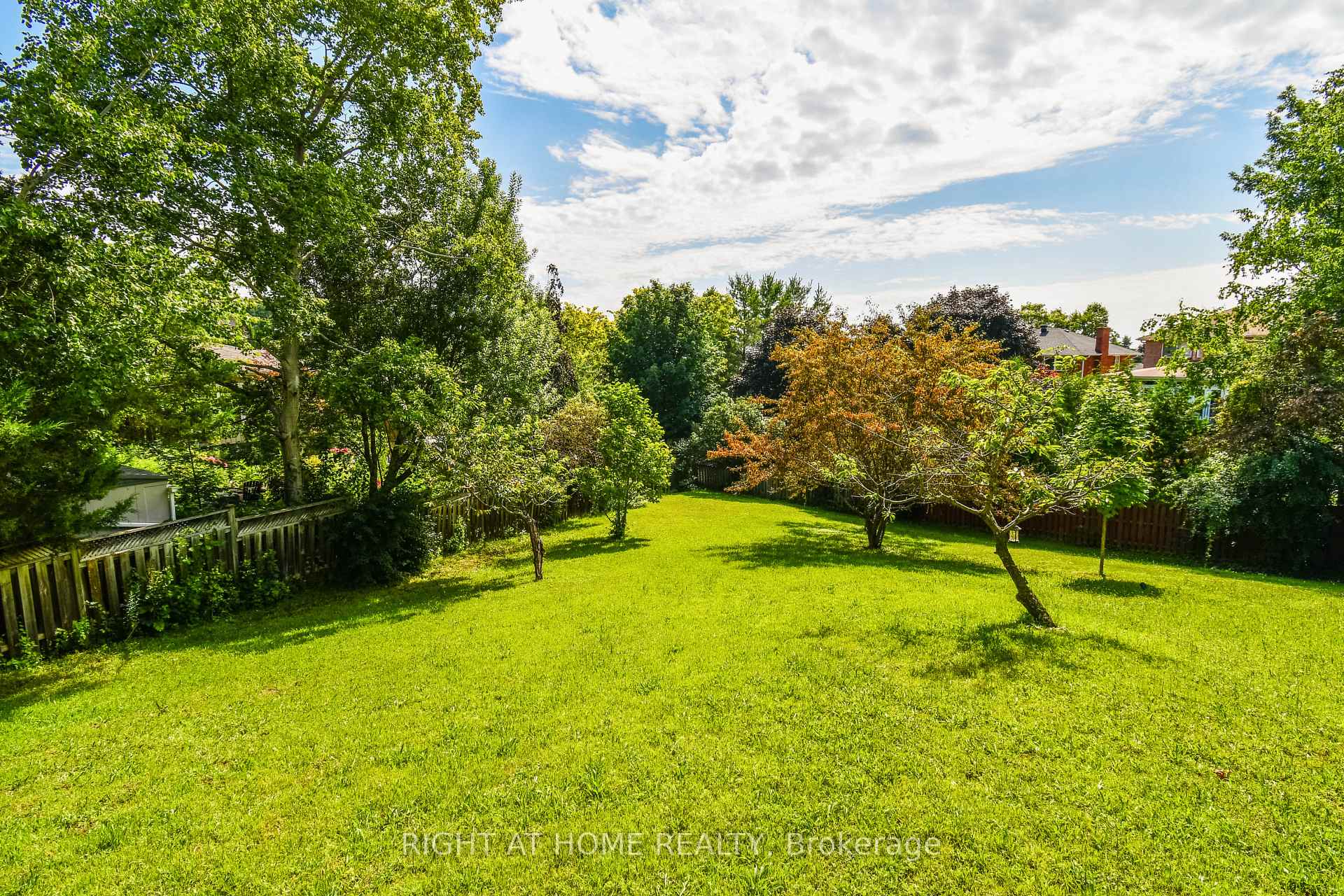 Photo 3 of 11 Thackeray Crescent, Barrie, Letitia Heights — HOMEH