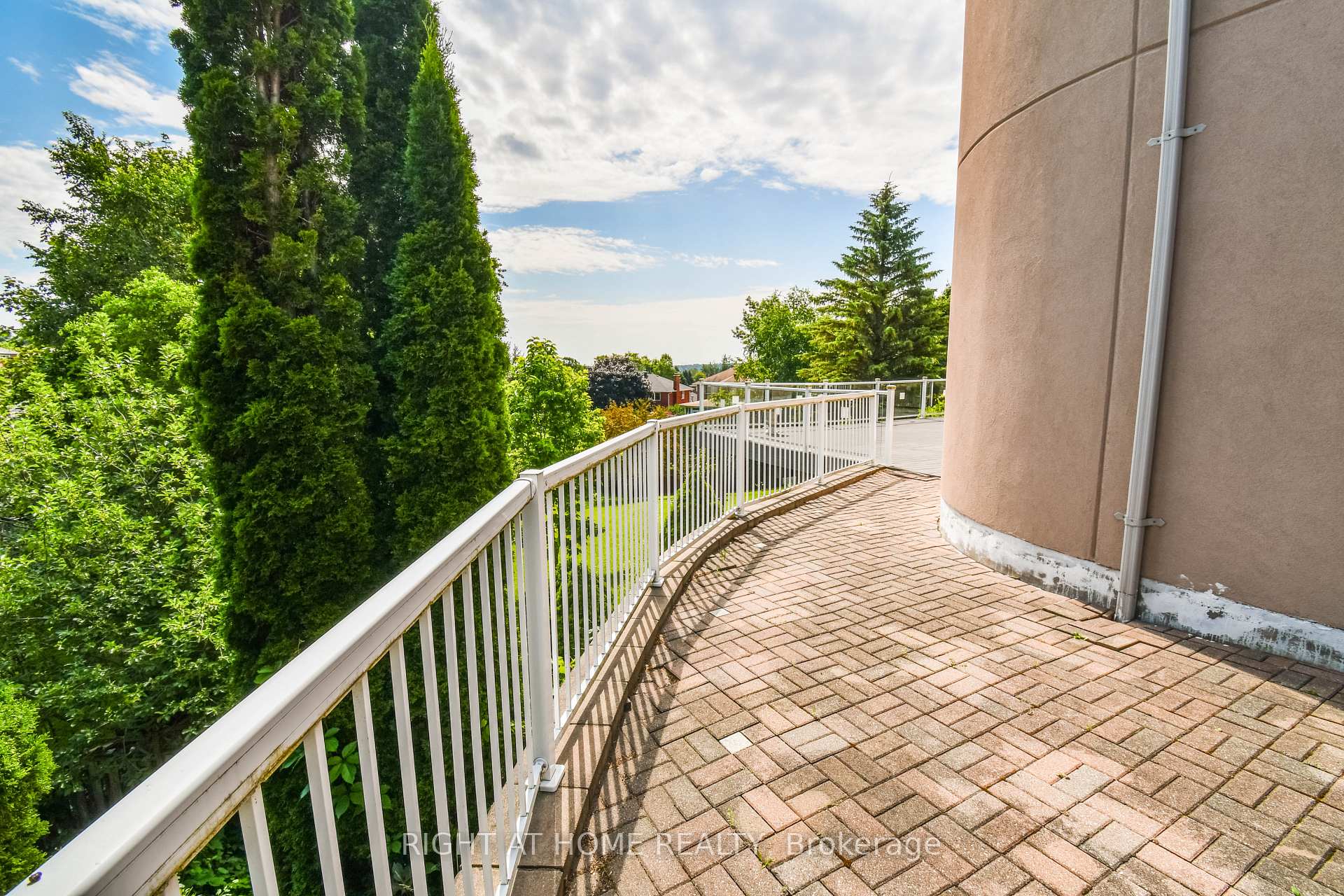 Photo 4 of 11 Thackeray Crescent, Barrie, Letitia Heights — HOMEH