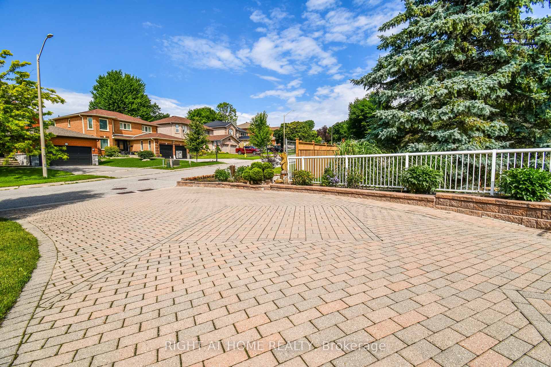 Photo 6 of 11 Thackeray Crescent, Barrie, Letitia Heights — HOMEH