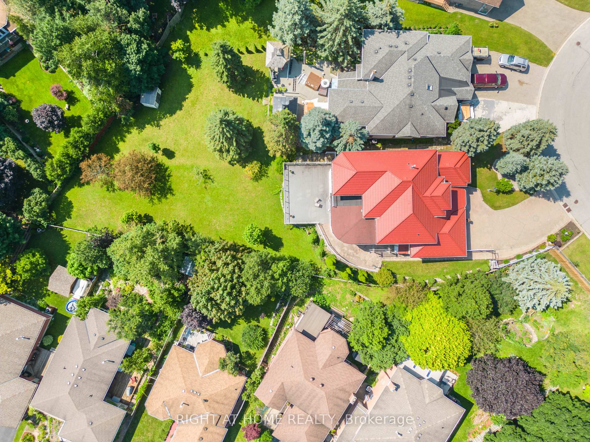 Photo 8 of 11 Thackeray Crescent, Barrie, Letitia Heights — HOMEH