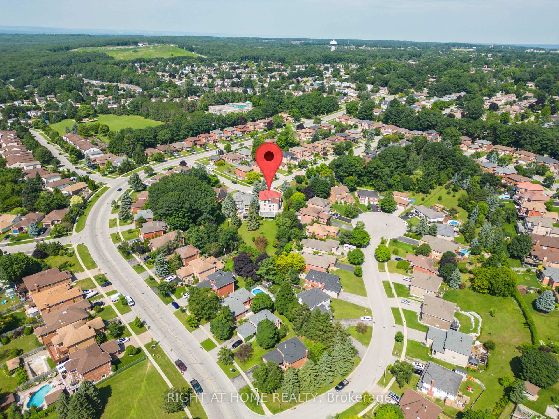 Photo 9 of 11 Thackeray Crescent, Barrie, Letitia Heights — HOMEH